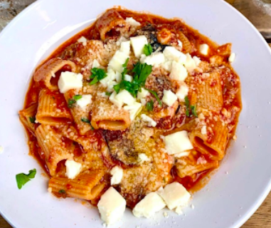 Gersi signature dishes Spicy Rigatoni Vodka
Chicken Parmigiano
Homemade Tagliatelle Bolognese